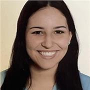 Laurea in corso in psicologia ragazza che vuole insegnare l’italiano agli stranieri che si trovano in difficoltà